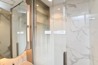 浴室設大鏡，方便整理儀容及梳洗。（18樓D室）