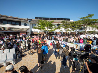 日前大批歌迷到昂坪市集支持偶像。