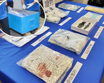 警方展示檢獲的證物，包括血衣。小圖為仵工移走死者遺體。