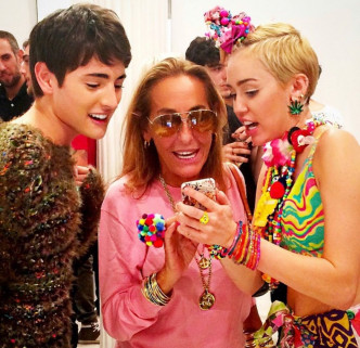Harry本日8日最後次更新IG，他上載與美國天后Miley Cyrus和著名造型師Carlyne Cerf De Dudzeele的合照。