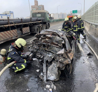 私家車燒剩廢鐵。中時