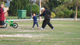 两父子踩完车就玩推嚟推去。