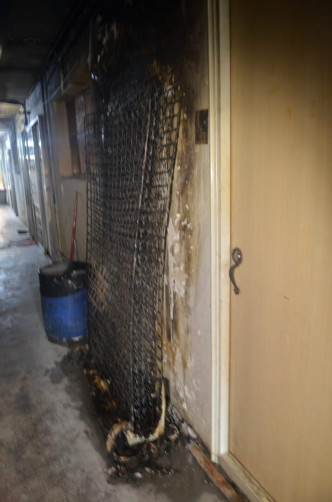 4樓走廊一張床褥及部分電線被燒毀。林思明攝