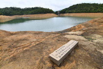 石梨贝水塘露出原本被水淹没的泥土。