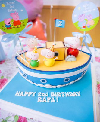 众人为Rafael准备了一个Peppa Pig主题的精美蛋糕。
