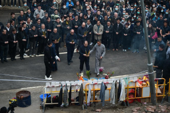 死者家属到现场进行路祭。苏正谦摄