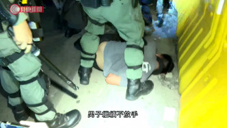 男子被壓倒在地。有綫新聞截圖