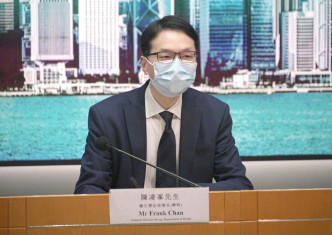 卫生署助理署长（药物）陈凌峯指，现时有机制去监察疫苗安全，效益大过风险。