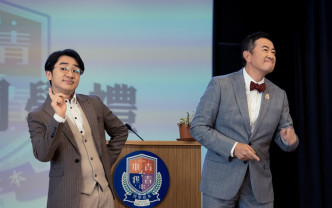 祖蓝（左）在《青春本我》饰演校监，邓梓峰就做校长。