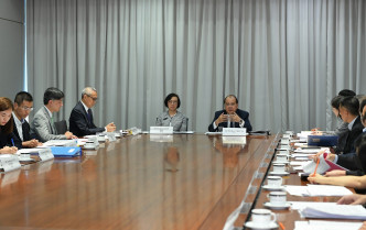 张建宗（中）和陈肇始（左五）今日出席防治虫鼠督导委员会会议。新闻处