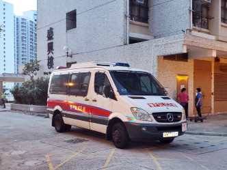 葵涌葵盛東邨盛興樓對開一個休憩處發生縱火案。