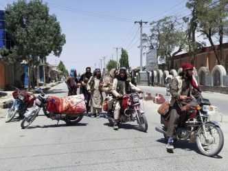  阿富汗塔利班武裝分子攻陷西部法拉省省會法拉市後，周三在市內巡邏。AP相片
