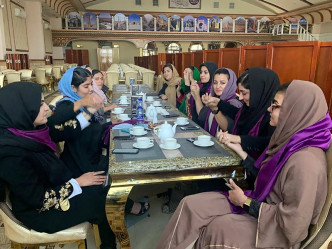 部分妇女在喀布尔举行聚会。AP