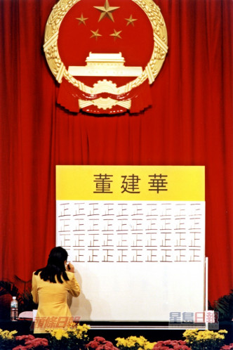 第一屆行政長官於推選委員會有400委員，當日點票結果是董建華獲得320票。資料圖片