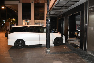 铜锣湾一辆七人车冲上行人路撞毁时装店。