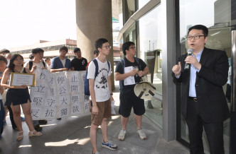 学生组织「理事亭」不满校方撕走民主墙标语，今日联同十多名学生及校外人士到李嘉诚楼门外请愿。陈浩元摄