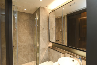 浴室設鏡櫃，並置有燈槽。（THE HENLEY I 2座32樓G室）