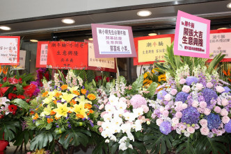 一眾圈中好友紛紛送花牌道賀。