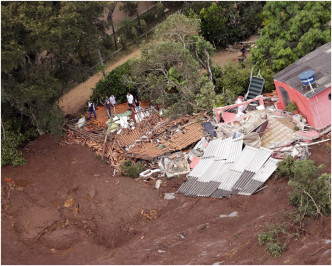 大量泥漿和垃圾迅速衝向附近村落沿途摧毀了不少民居。 AP