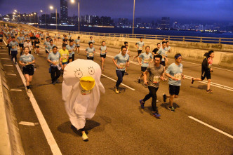 有人套上動漫《銀魂》吉祥物伊麗莎白的服飾跑10公里賽事，惹來在旁跑手驚訝目光。