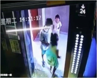 门一打开男童立即冲入电梯将女童扶起走出。网图