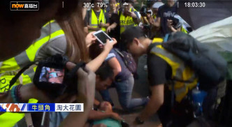 男子被抗議人群拳打腳踢倒地。NOWTV截圖