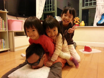 陳沛然和3名女兒5年前的合照。