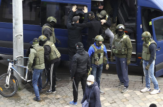 白俄当局仍然强力镇压，一口气逮捕逾800人。AP