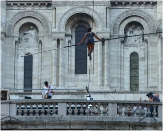 邦戈嘉在圣心教堂前的上空大展身手。网图