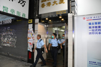 警方登上怡和街1號香港大廈作進一步調查。