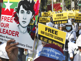 缅甸示威者要求当局释放国务资政昂山素姬。AP图片