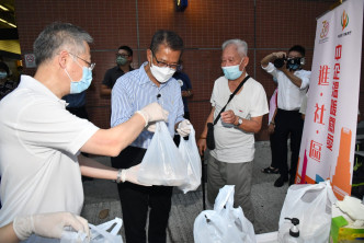 陈茂波出席「窝心服务队」和香港中国企业协会举行的「爱心送餐」活动。
