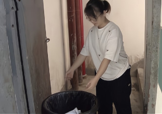 重庆居民屋内一地粪水兼有十几条鱼漂浮，怀疑去水道倒灌。网上图片