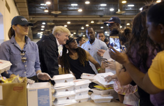 帮忙派饭盒给灾民后，特朗普对记者说，这是一次很好的体验。AP