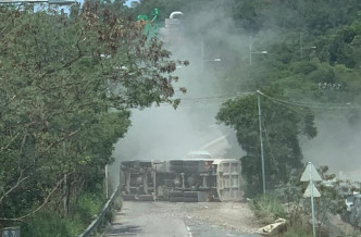 貨車失控翻側，橫亘路中。 馬路的事討論區FB圖