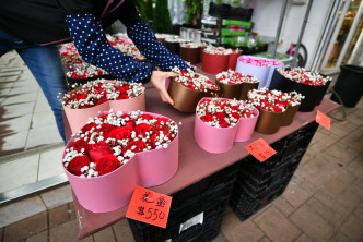 花店推出不同價錢的花束。