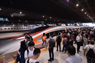 首班車抵達深圳北站。