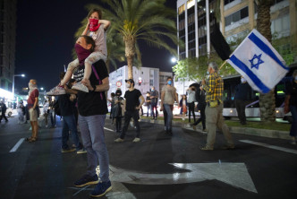 以色列人抗議總理繼續執政。AP
