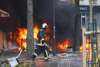 法國巴黎快餐店被縱火焚毀。AP