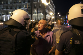 希腊民众抗议政府不理民意，强行要人打疫苗。AP图片