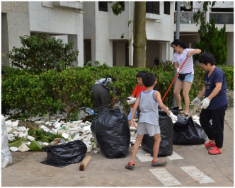 不少居民陆续加入协助清理垃圾。