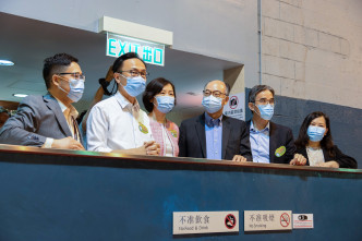 聶德權及陳帆到訪九龍灣車廠，參觀疫苗外展接種服務的運作情況。港鐵圖片
