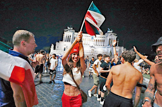 大批意军球迷走上罗马街头庆祝。