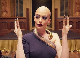 电影中神安妮夏菲维饰演的女巫是光头造型，以及只有3只手指。