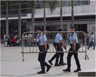 警員亦加強在附近巡邏，及架設鐵馬。