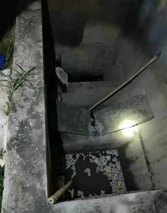 广州屋苑的水泥板断裂致男童堕井，事后揭发水泥板极薄。 （网上图片）