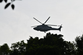 飞行服务队出动直升机进行搜索。
