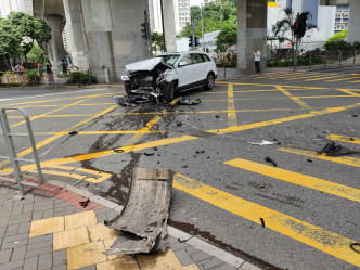 涉事私家車頭損毀嚴重。  香港突發事故報料區FB/網民Ken Lau‎圖