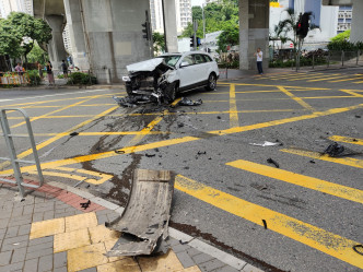 涉事私家车头损毁严重。  香港突发事故报料区FB/网民Ken Lau‎图