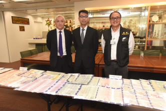警方搜出大批现金、外币及金器。